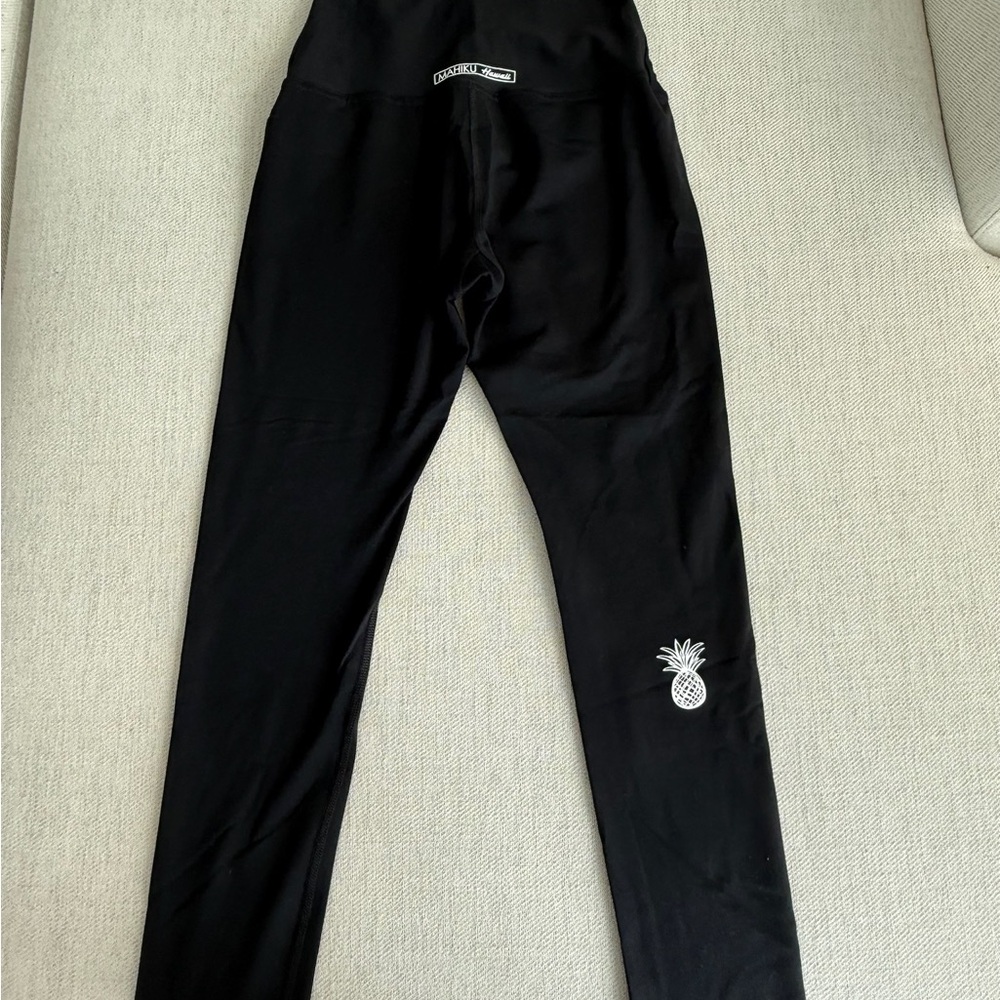 Black High-Rise Leggings with Pineapple Detail
